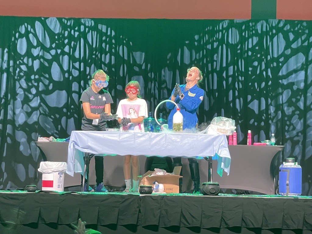 Anastasias Suponkina team #5059 "Error 404" (Left) and Kate the Chemist